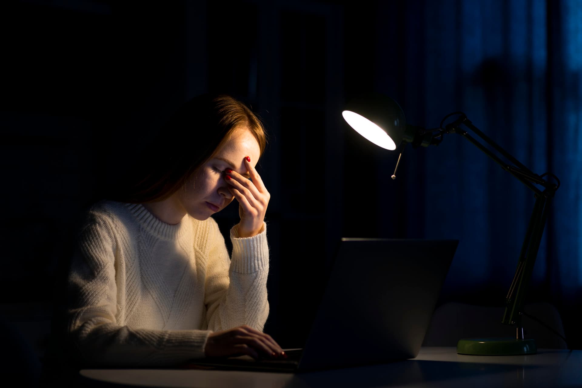 Why Digital Eye Strain Feels Worse at Night Even After You Stop Using Screens