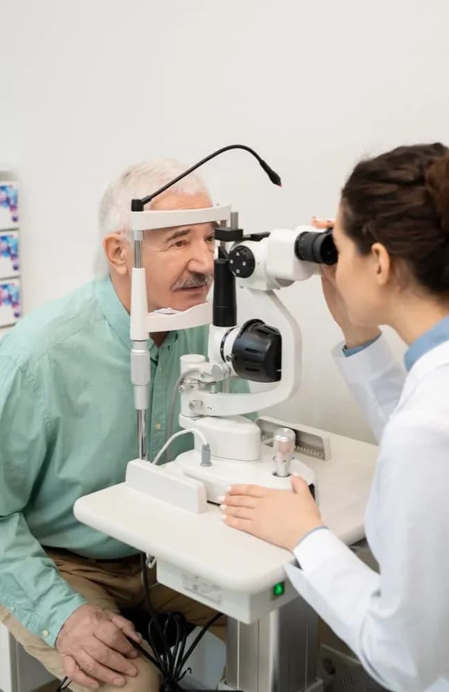 <p class="wow fadeInUp" data-wow-delay="0.2s">تُزرع العدسات داخل العين متعددة البؤر على نطاق واسع في عمليات إزالة المياه البيضاء بهدف الاستقلال عن النظارات. لكن هذه العدسات قد تؤدي إلى مشاكل في الرؤية تشمل الوهج والهالات، والتي قد تتطور إلى اضطراب عصبي بصري (dysphotopsia)، وهو عرض عصبي حسي يجعل المرضى غير راضين عن نتائج الجراحة.</p>
<p class="wow fadeInUp" data-wow-delay="0.2s">يهدف Bynocs إلى علاج مشاكل الرؤية الناتجة عن الاضطرابات العصبية أو العصبية الدهليزية من خلال&nbsp;<a class="text-black" href="https://www.bynocs.com/neuro-opthalmology-treatment/"><strong><u>علاج طب العيون العصبي</u></strong></a> المتقدم، مما يساعد على التكيف العصبي. يلعب التكيف العصبي دورًا مهمًا في نجاح تكيف عدسات IOL متعددة البؤر. التكيف العصبي هو التغيرات العصبية الناتجة عن تجربة بصرية جديدة. وهو عملية أساسية في تحقيق نتائج ناجحة لجراحة المياه البيضاء المزروعة بعدسات متعددة البؤر. عندما تُزرع عدسة متعددة البؤر، يتعرض دماغ المريض لصور متعددة تركزها العين. فيحدث تنافس داخلي بين الصور بسبب تأخر التطور العصبي، ويجب على الدماغ اختيار إحدى الصور. أحيانًا يشعر الدماغ بالارتباك أثناء معالجة المدخلات، مما يؤدي إلى مشاكل في الرؤية. ذلك لأن القنوات العصبية الجديدة تحتاج إلى وقت لتتكون، ويختلف وقت التكيف العصبي من شخص لآخر.</p>