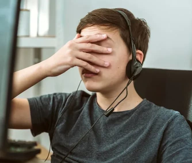 Različne študije so pokazale 30 % izgubo produktivnosti zaradi CVS. Kako Bynocs zdravi CVS?