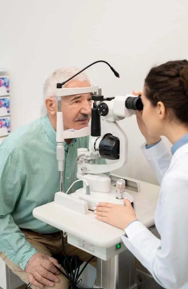 <p class="wow fadeInUp" data-wow-delay="0.2s">Las lentes intraoculares multifocales se implantan ampliamente en cirugías de cataratas para lograr independencia de las gafas. Pero las lentes intraoculares multifocales pueden provocar problemas de visión que incluyen deslumbramiento y halos, desarrollándose además en disfotopsia, un síntoma neurosensorial, que hace que los pacientes se sientan infelices e insatisfechos.</p>
<p class="wow fadeInUp" data-wow-delay="0.2s">Bynocs tiene como objetivo tratar los problemas de visión causados por trastornos neurosensoriales o neurovestibulares mediante un hábil <a class="text-black" href="https://www.bynocs.com/neuro-opthalmology-treatment/"><strong><u>tratamiento neuro-oftalmológico</u></strong></a>, ayudando a la neuroadaptación. La neuroadaptación desempeña un papel vital en la adaptación del LIO multifocal. La neuroadaptación son los cambios neuronales inducidos por el nuevo tipo de experiencia visual. Es un proceso importante para el éxito de la cirugía de cataratas implantada con lentes intraoculares multifocales. Cuando se implanta una lente multifocal, el cerebro del paciente está expuesto a múltiples imágenes enfocadas por el ojo. Hay rivalidad intraocular debido al retraso del desarrollo neuronal, y el cerebro tiene que elegir una de las muchas imágenes. A veces, el cerebro se confunde al procesar las entradas, manifestando así problemas de visión. Esto se debe a que los nuevos canales de neurocircuitos deben establecerse, lo que requiere tiempo. El tiempo que lleva la neuroadaptación varía de persona a persona.</p>