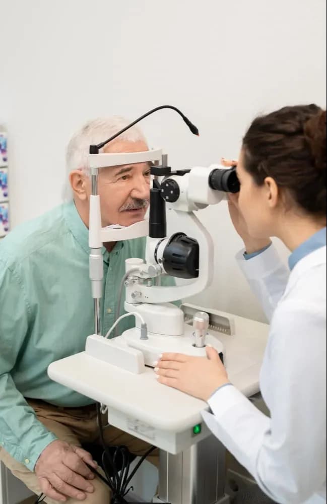 <p class="wow fadeInUp" data-wow-delay="0.2s">Le lenti intraoculari multifocali sono ampiamente impiantate negli interventi di cataratta per ottenere l’indipendenza dagli occhiali. Tuttavia, queste lenti possono causare problemi visivi come abbagliamento e aloni, che possono evolversi in disfotopsia, un sintomo neurosensoriale che rende i pazienti insoddisfatti.</p>
<p class="wow fadeInUp" data-wow-delay="0.2s">Bynocs mira a trattare i problemi visivi causati da disturbi neurosensoriali o neurovestibolari con un adeguato <a class="text-black" href="https://www.bynocs.com/neuro-opthalmology-treatment/"><strong><u>trattamento neuro-oftalmologico</u></strong></a>, aiutando la neuroadattazione. La neuroadattazione svolge un ruolo fondamentale nell’adattamento delle IOL multifocali. È il processo di cambiamenti neurali indotti dal nuovo tipo di esperienza visiva. È un passaggio chiave per il successo dell’intervento di cataratta con impianto di lenti multifocali. Quando una lente multifocale viene impiantata, il cervello del paziente riceve più immagini focalizzate dall’occhio. Esiste una rivalità intraoculare dovuta a un ritardo nello sviluppo neuro, e il cervello deve scegliere una delle immagini. A volte il cervello si confonde nell’elaborazione delle informazioni, causando problemi di visione. Questo perché devono formarsi nuovi canali di neurocircuito, e ciò richiede tempo. Il tempo necessario per la neuroadattazione varia da persona a persona.</p>