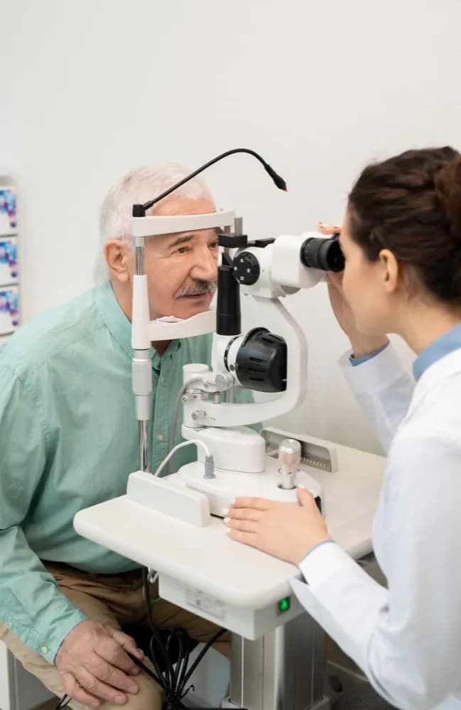 <p>მულტიფოკალური თვალშიდა ლინზები ფართოდ გამოიყენება კატარაქტის ოპერაციების დროს სათვალის დამოუკიდებლობის მისაღწევად. თუმცა, მულტიფოკალურმა თვალშიდა ლინზებმა შეიძლება გამოიწვიოს მხედველობის პრობლემები, მათ შორის სიკაშკაშე და ჰალოები, რაც შემდგომში გადაიზრდება დისფოტოფსიაში, ნეიროსენსორულ სიმპტომში, რაც პაციენტებს უბედურს და უკმაყოფილოს ხდის.</p>
<p>Bynocs-ის მიზანია ნეიროსენსორული/ნეირო ვესტიბულური დარღვევებით გამოწვეული მხედველობის პრობლემების მკურნალობა კომპეტენტური ნეირო-ოფთალმოლოგიური მკურნალობით, რაც ხელს უწყობს ნეიროადაპტაციას. ნეიროადაპტაცია სასიცოცხლო როლს ასრულებს მულტიფოკალური თვალშიდა ლინზების ადაპტაციაში. ნეიროადაპტაცია არის ნეირონული ცვლილებები, რომლებიც გამოწვეულია ვიზუალური გამოცდილების ახალი ტიპით. ეს მნიშვნელოვანი პროცესია მულტიფოკალური თვალშიდა ლინზებით იმპლანტირებული კატარაქტის ოპერაციის წარმატებით დასრულებისთვის. როდესაც მულტიფოკალური ლინზა იმპლანტირებულია, პაციენტის ტვინი ექვემდებარება თვალის მიერ ფოკუსირებულ მრავალ გამოსახულებას. ნეიროგანვითარების შეფერხების გამო თვალშიდა მეტოქეობაა და ტვინს უწევს მრავალი გამოსახულებიდან ერთ-ერთის არჩევა. ზოგჯერ ტვინი იბნევა შეყვანის დამუშავებისას, რაც მხედველობის პრობლემებს იწვევს. ეს იმიტომ ხდება, რომ ახალი ნეიროცირკულაციური არხები უნდა შეიქმნას, რაც დროს მოითხოვს. ნეიროადაპტაციისთვის საჭირო დრო ადამიანიდან ადამიანამდე განსხვავებულია</p>