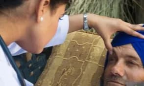 नज़दीकी क्लिनिक या घर पर संपूर्ण दृष्टि थेरेपी